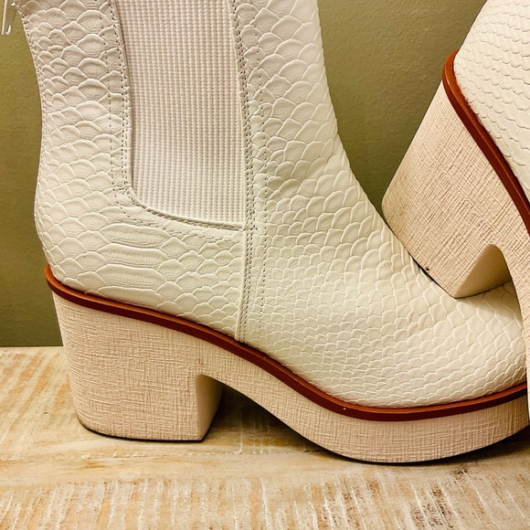 Pierre Dumas White Textured Ankle Booties - Picture 4 of 11